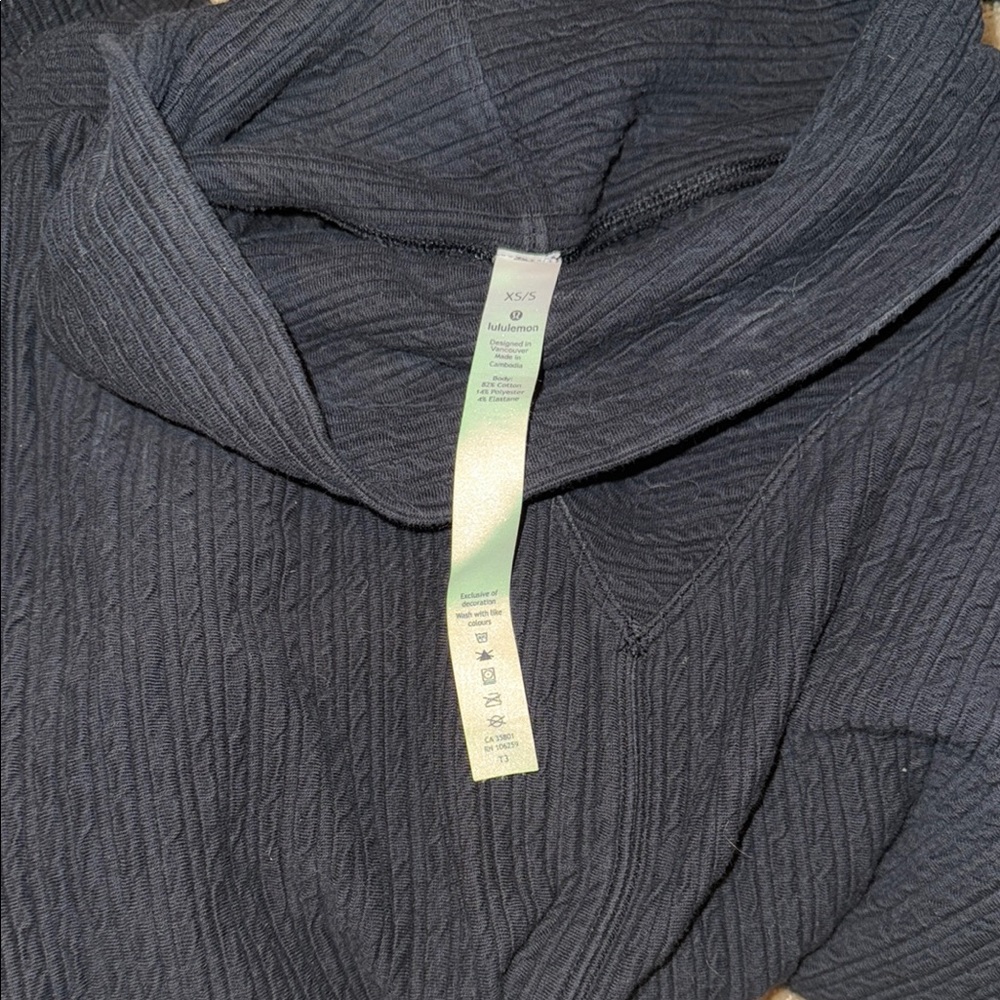 Lululemon Women's Black Sweater - Picture 7 of 7